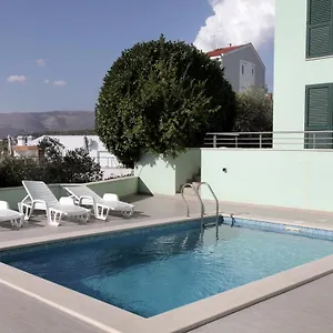 https://apartments-delta.hotels-in-trogir.com